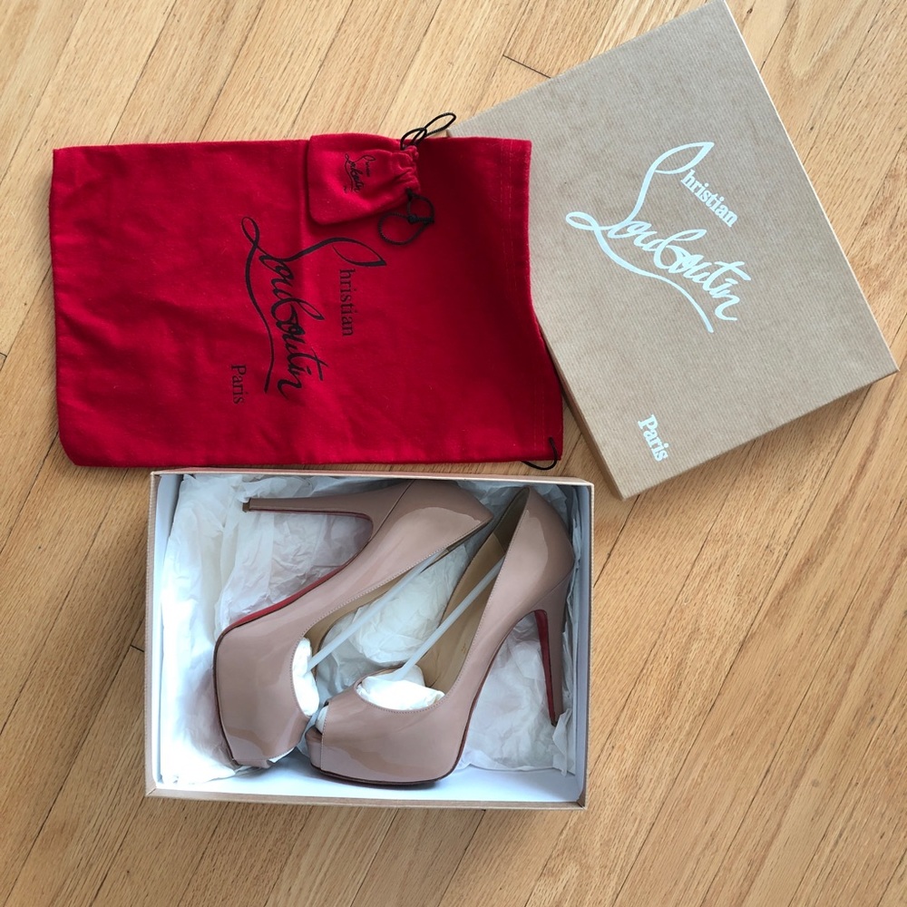 Christian Louboutin Nude Patent Leather Stiletto Pumps with Red Soles - Picture 2 of 15